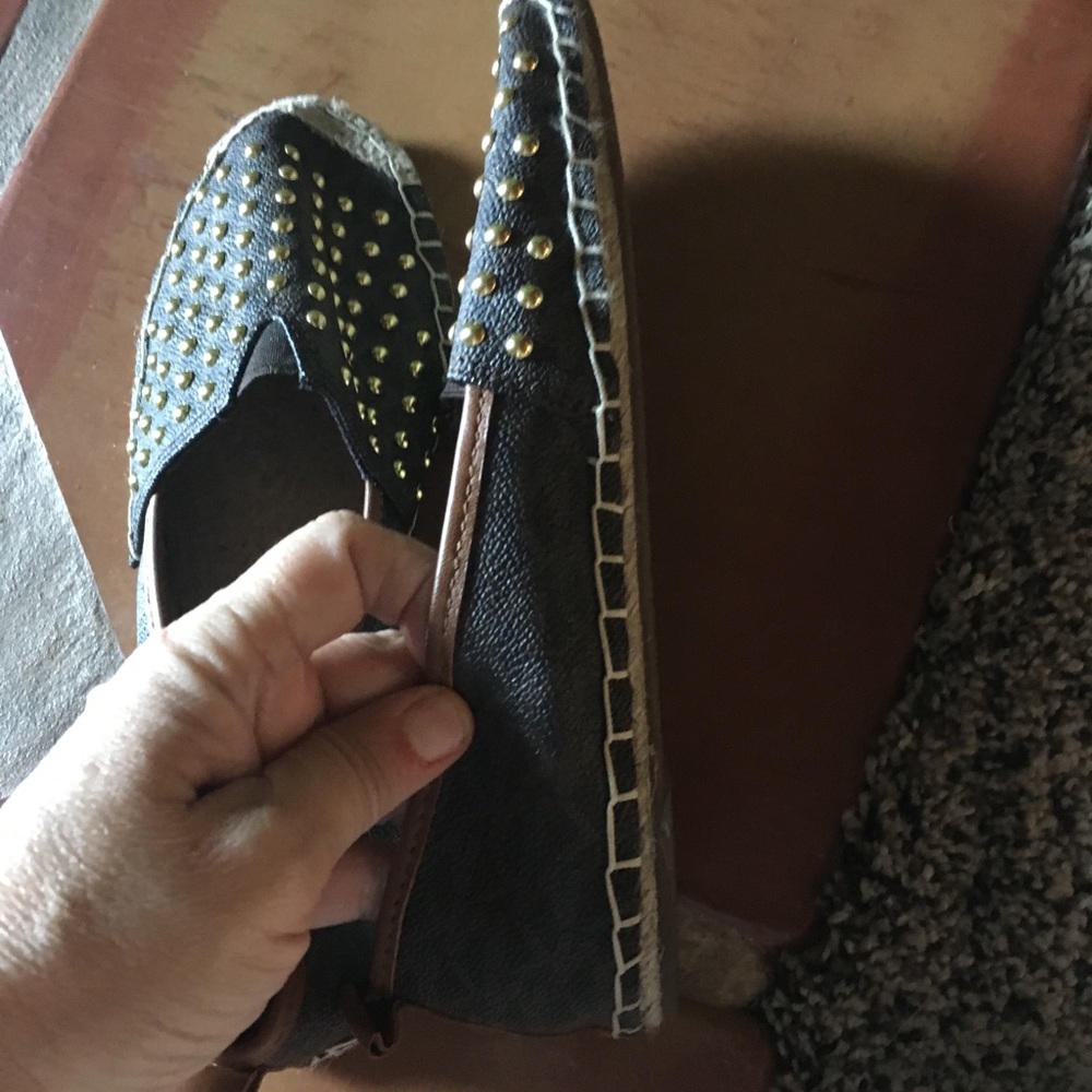 Shoes - Picture 3 of 4